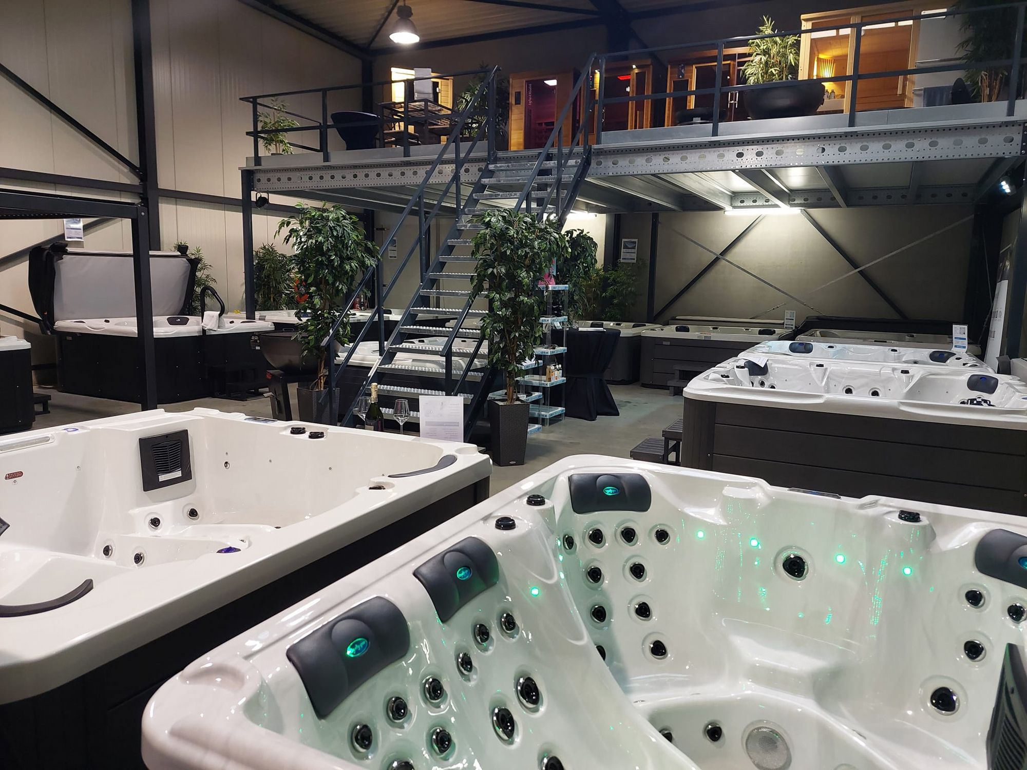 Buitenbubbelbad Breda - jacuzzi_showroom_mol(1)